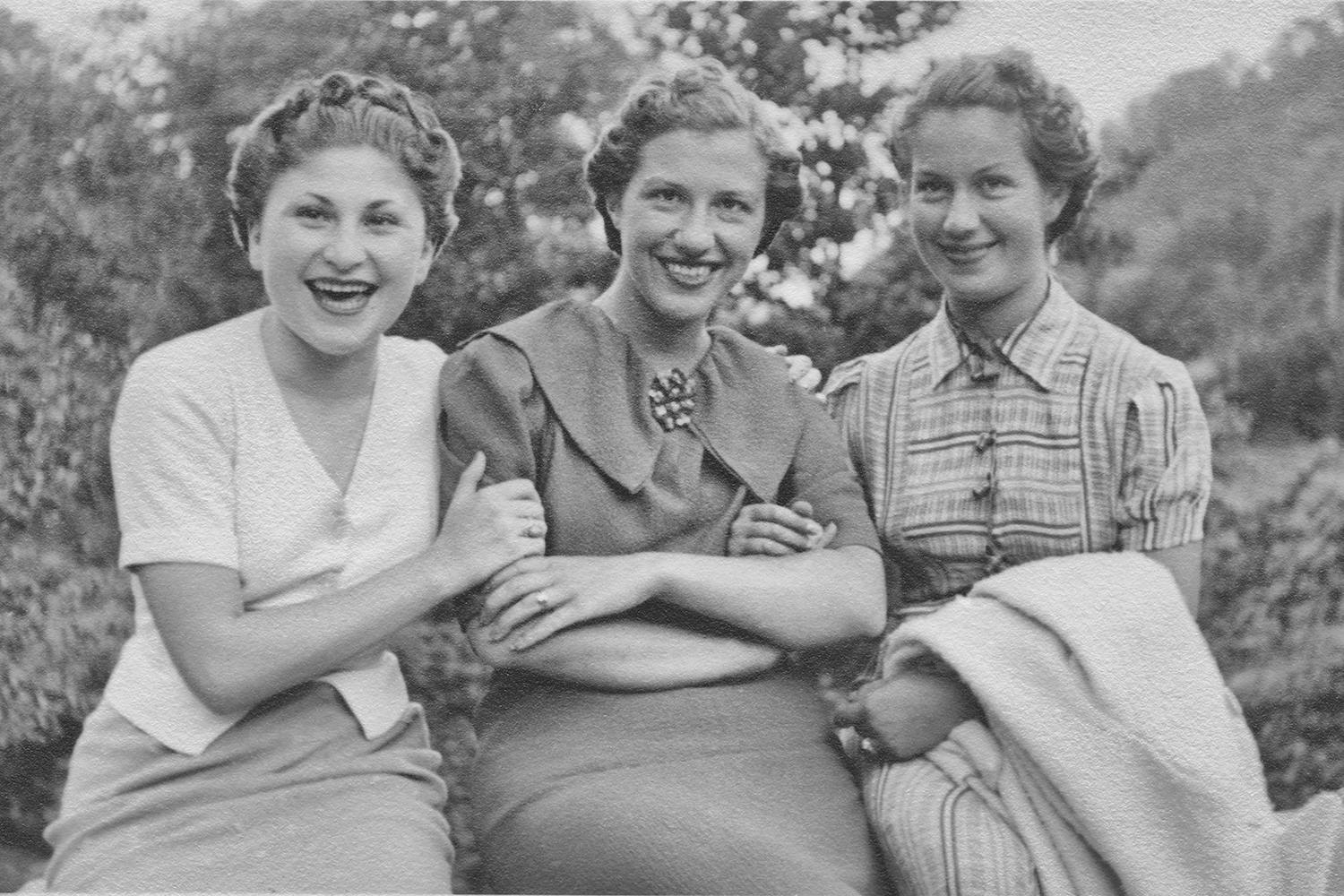 gammelt billede sort hvid 1065340736 5uOSfjGaOk Svart-hvitt-bilde av tre kvinner